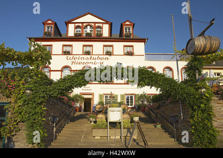 In Germania, in Renania Palatinato, Cochem, Città Vecchia, 'Weinstuben Hieronimi', scale, valle della Mosella, regione vinicola, area vitivinicola, turismo, destinazione, luogo di interesse, edilizia, architettura, casa, facciata, bar, gastronomia, Weinschänke, botti di vino, archi, coperte, pianta rampicante, vino, all'esterno, la soleggiata e deserta, Foto Stock