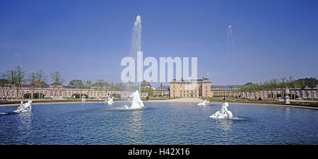 Germania, Baden-Württemberg, Schwetzingen, serratura, castello, fontana, storico, edificio del castello, edificio esterno, parco, bene, bene, le cifre, sole, luogo di interesse, turismo, nessuno, cielo blu, Foto Stock