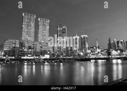 Buenos Aires - 2 Dicembre 2015: vista notturna di Puerto Madero Buenos Aires, Argentina. Cielo blu chiaro, a Buenos Aires, Argentin Foto Stock