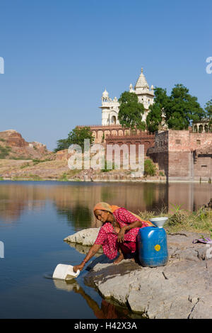 India Rajasthan, Jodhpur, Mausoleo Jaswant Thada, Lakeside, donna, acqua, canister, compilare, Foto Stock