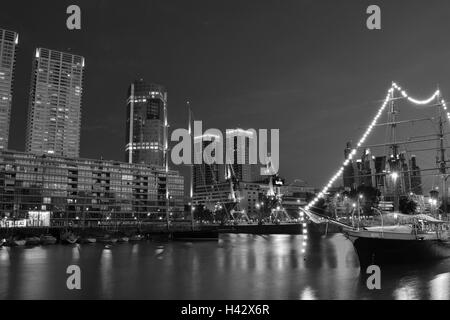 Buenos Aires - 2 Dicembre 2015: vista notturna di Puerto Madero Buenos Aires, Argentina. Cielo blu chiaro, a Buenos Aires, Argentin Foto Stock