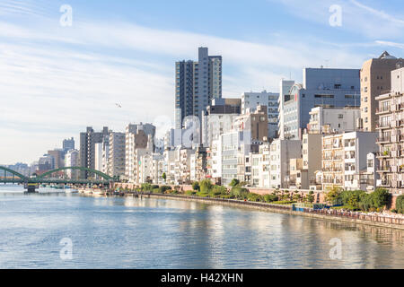 Lo skyline di Tokyo lungo il fiume Sumida Giappone Foto Stock