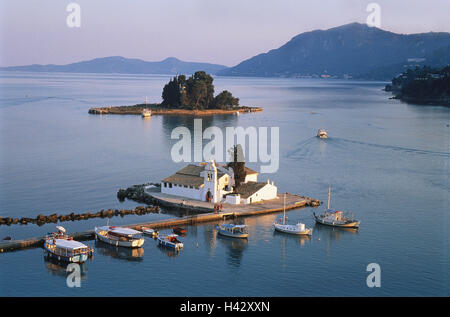 Grecia Isole Ionie, Corfù, penisola di Kanoni, chiostro isola Vlacherna, isola di Pontikonissi, stivali Kerkyra, Analipsis penisola, luogo di interesse, chiostro la Vergine Madre Vlacherna, isola, isole Pondikonissi, Pontikonissi, 'mouse' dell'isola, sul mare Ionio, escursione barche, barche da pesca Foto Stock