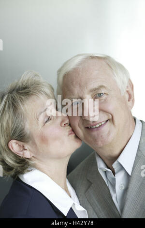 Il Boss, sorriso, donna, Kiss, guanciale, ritratto, coppia, coppia Senior, 60-70 anni, 50-60 anni, gli anziani e i pensionati, felice, cade nell'amore, di amore, di affetto, di rispetto, di partenariato, Kiss, toccare, tenerezza Foto Stock