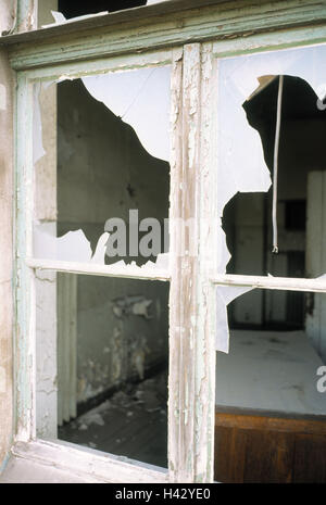 Windows Vista, vetro di finestra, rotte, interno, uscire, vecchio edificio, house e sgangherate, ristrutturazione-indigenti, demolizione, casa, chiusura anomala, uomini al lavoro, distruzione, scrivania, ottiene polveroso, rotto, atti di vandalismo, detriti, rimane, irrimediabilmente, frammenti Foto Stock