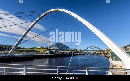 Il Millennium bridge oltre il Fiume Tyne è in Newcastle Inghilterra. Foto Stock