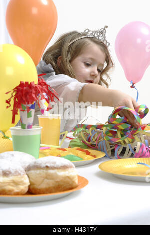Fasching partito, piastre in cartone, tazze, palloncini, ragazze, travestimento, Princess, ritratto, a lato, serie di ritratti di bambini, bambino Fasching, Fasching, party, Fasching sfera, bambino compleanno, decorazione, Streamers, decora ciambelle, outfit Fasching outf Foto Stock