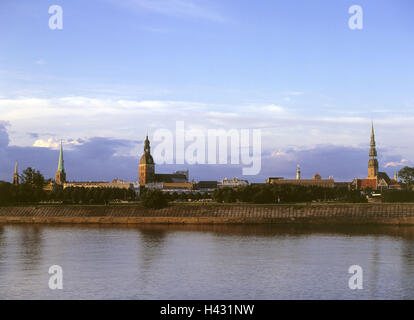 La Lettonia, Riga, fiume Düna, vista città, Città Vecchia, le chiese Eurasia, Europa Nordosteuropa, stati baltici e gli Stati baltici, Latvija, Latvijas Republika, Lettonia, città anseatica, città, Rija, acque, Daugava, vista del centro della città patrimonio mondiale dell'UNESCO, strutture Foto Stock