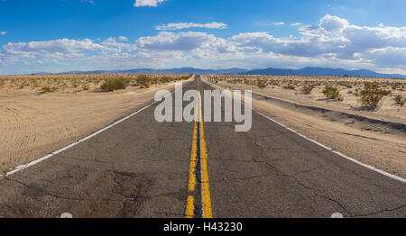 Robusto deserto panorama su strada nella California meridionale Mojave. Foto Stock