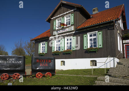 Germania, Bassa Sassonia, resina superiore, Okertal, San Andreasburg, 'red' orso, camion, Harz, Okertal, edificio, house, architettura, bar, gastronomia, caffetteria, ristorante, ferrovia, carrelli minerari, miniere, dismesse, rigetti, corsa, pubblicità, tradizionalmente, esterno, Foto Stock