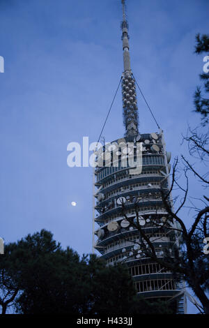 In Spagna, in Catalogna, Barcellona, torre televisiva, Torre de Collserola, sera, la città di destinazione, luogo di interesse, edificio, struttura, architettura, Torre del Cielo cloudies, luna, alberi, Tibidabo, telecomunicazioni, comunicazione, invio di torre, TRASMETTITORE, Foto Stock