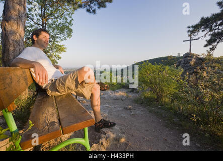 Austria, di Baden vicino a Vienna, in modo solare, Croce, uomo, banca, riposo, Foto Stock