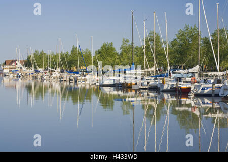 Austria, Burgenland, Illmitz, porto, stivali, barche a vela Foto Stock