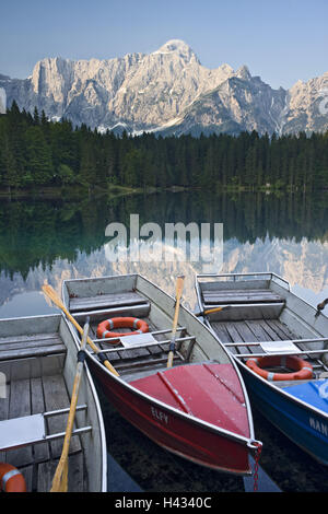 L'Italia, Julische Alpi, sul Lago Laghi Tu Fusine, oar stivali, Foto Stock