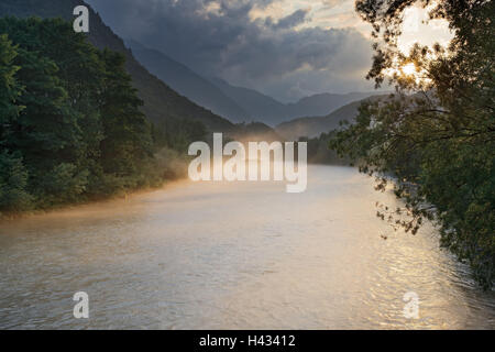 L'Austria, paese di Salisburgo, fiume Lammer, luce della sera, fumo Foto Stock