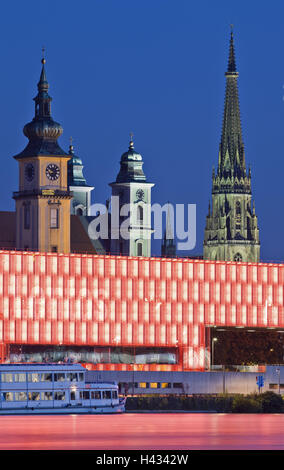 Austria, Austria superiore, Linz, museo d'Arte Lentos, il Danubio, nuova cattedrale, i campanili, notte, Foto Stock