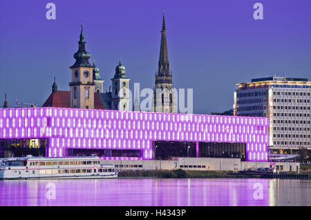 Austria, Austria superiore, Linz, museo d'Arte Lentos, il Danubio, nuova cattedrale, i campanili, notte, Foto Stock