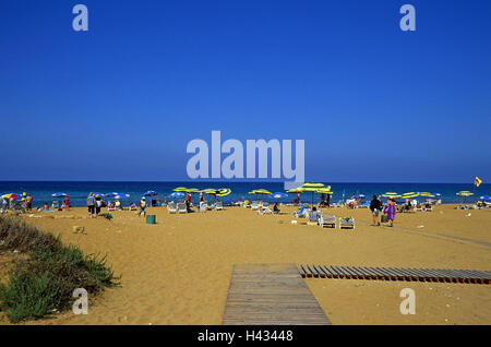 Malta, isola di Gozo, Ramla Bay, spiaggia, isola, isola del Mediterraneo, Mare mediterraneo, costa,, spiaggia sabbiosa, bagnanti, estate vacanze, vacanza in spiaggia, destinazione, turismo, riserva naturale Foto Stock