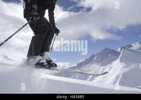 Austria, Tirolo, Serfaus, pista di sci, sciatore, dettaglio modello rilasciato, alpi, montagne, montagne, stagione invernale, neve, coperta di neve, sport invernali, sport invernali, sci area, turismo, turismo, sport, sport, sci, sci, crack, nuvole, polvere di neve, vacanza sciistica, persona, Foto Stock