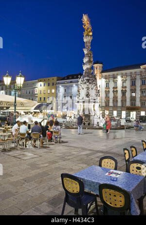 Austria, Austria superiore, Linz, piazza principale, cafe, turistiche, Trinità pilastro, sera, Foto Stock