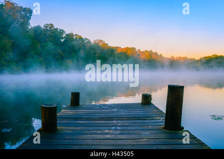 Nebbia di mattina su acqua riflettente, Mt San Francesco, Indiana.ff Foto Stock