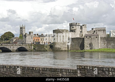 Irlanda, Munster, limerick, Re Giovanni Ì vedere il Castello, il ponte di Thomond, Vescovo Ì vedere Palace, sul fiume Shannon, destinazione, città, vista sulla città, sul fiume serratura, palazzo vescovile, un edificio di architettura, bridge, cloudies, Foto Stock