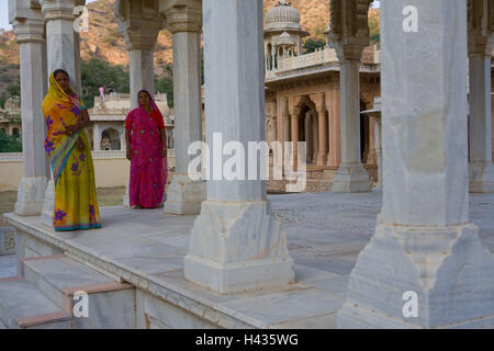 India Rajasthan, Jaipur Kenotaph, pilastri, dettaglio, donne saris, stand, nessun modello di rilascio, Foto Stock