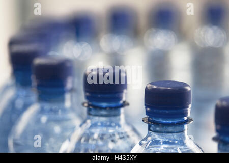 Acqua minerale, le bottiglie di plastica, guarnizioni, dettaglio, sfocatura, Foto Stock