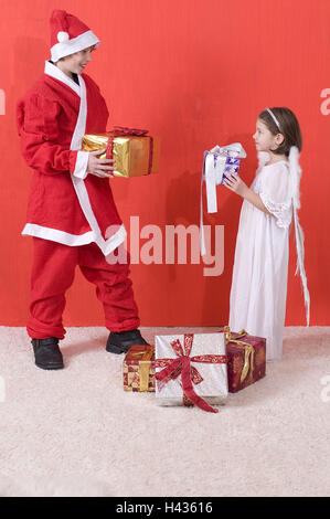 Il ragazzo, Santa costume, ragazza, Angelo costume, presenta, Foto Stock