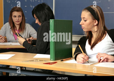 Scuola, lezioni di matematica, studentesse, test, ventiquattrore visualizzare la protezione, trucco, Foto Stock