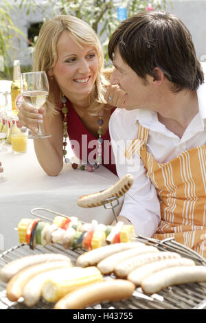 L'uomo, grill, donna, contatto visivo, giardino, party, Foto Stock