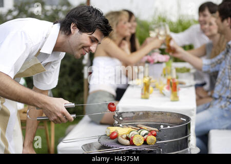 Giardino, uomo, grill, verdure, grill liers, tenere premuto Foto Stock