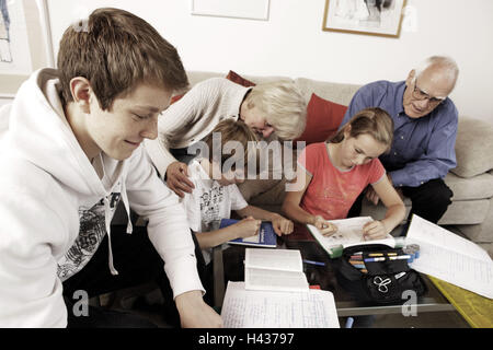 I salotti, i nonni e nipoti, compiti, imparare insieme, Foto Stock