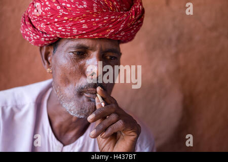 India Rajasthan, Luni Fort Chanwa, uomo, Turbante, fumatori, ritratto, tagliata a fette, nessun modello di rilascio, Foto Stock