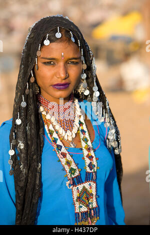 India Rajasthan, Pushkar, pellegrino la festa, donna, giovane, metà ritratto, nessun modello di rilascio, Foto Stock