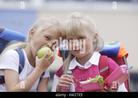 Le ragazze e i ragazzi della scuola media, break, snack, sedersi fuori, scuola elementare, 6-10 anni, studentesse, due apple, frutta, rompere il pane, bionda, Nutrizione, cibo, amici, amicizia, insieme, bambini, amici, infanzia, scuola di break, Borsa Scuola, pausa di corte, bere, la persona, la scuola, l'istruzione, la conoscenza, il parco giochi per bambini, scuola bambini, zainetto, bottiglia, bere, insalata, sani, Foto Stock