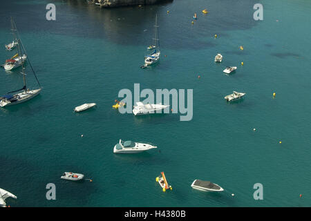 Spagna, Menorca, Cala Galdana, bay, stivali, ancoraggio, investire dal di sopra, isole Baleari isola, isola, mare Mediterraneo, costa, porto, motoscafi, destinazione, turismo, estate, vacanze, tempo libero, in prospettiva Foto Stock