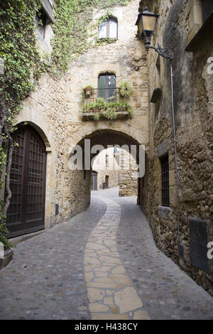 Città Vecchia, Pals in Costa Brava Catalogna, vista città, archway, obiettivo, passaggio, lane, Old Town Lane, sentiero in pieno gli angoli, ciottoli, edificio, case, storicamente, architettura, piante, luogo di interesse, nessuno, idilliaco, pittorescamente, piante rampicanti, gas lanterna lanterna, Foto Stock