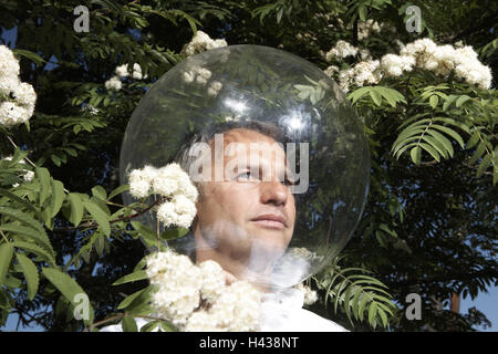 Giardino, arbusto, fioriture, uomo, testa palla di vetro, icona, allergia, protezione, isolamento, modello rilasciato, persone, difesa, concezione, arbusti, fiori, proteggere la malattia, allergically, reazione, misurare, counterweir, sicurezza, evasione, allergeni, polline, polline dei fiori, il polling allergia, febbre da fieno, hypersensibility, sensibilità, resistente, sensitive, coperchi finiti, rifiutare, isolare, immunitario, immunità sensibile, sensitive, sensibilità, insensibilità, auto-protezione, prevenzione, trasparenza, esterno, Foto Stock