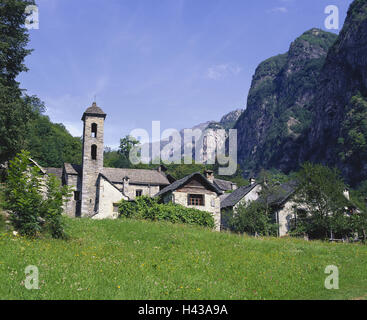 La Svizzera, Ticino, Val Bavona, villaggio di montagna, Foroglio, chiesa, Europa, alp camera, montagne, villaggio, luogo, vista locale, la chiesa, la costruzione sacra, edificio, struttura, architettura, Steeple, case struttura in pietra, edificio in pietra, la casa di pietra Foto Stock