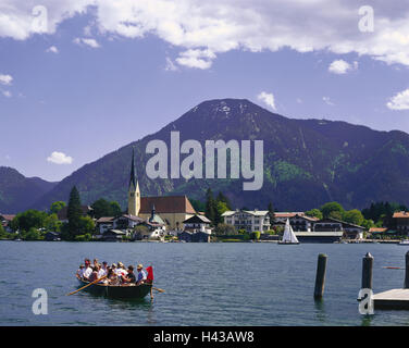 In Germania, in Baviera, Rottach-Egern, embankment mountain, Tegernsee, imbarcazione a remi, turistico, sud della Germania, il Land della Baviera, destinazione, luogo di interesse, attrazione turistica, viaggio in barca, escursioni in barca, chiesa, Steeple, case, fuori, estate, turismo, persona, Foto Stock