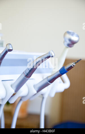Dentista in pratica, montaggio, trapano, dettaglio, sfocatura, all'interno, la camera, salute, asettico, medicina, sterilmente, dentista, odontoiatria, nessuno, ambulatorio medico, alla pratica della medicina, manovre, afferrare pezzi, diversamente, una smerigliatrice Foto Stock