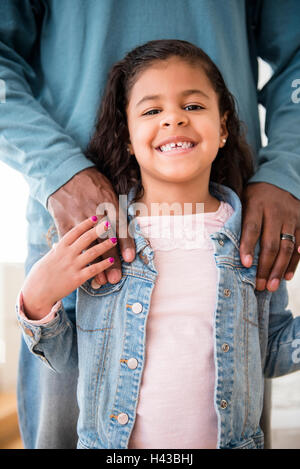 Sorridente figlia in posa con il padre Foto Stock
