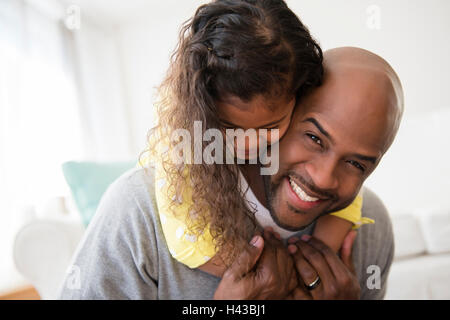 La Figlia che abbraccia il padre Foto Stock