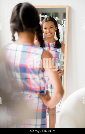 La riflessione di razza mista ragazza in specchio Foto Stock