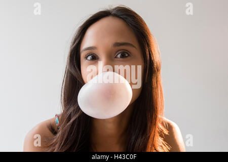 Razza mista donna bolla di soffiaggio con gomma Foto Stock