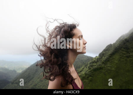 Vento capelli di razza mista donna Foto Stock