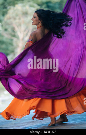 Una danzatrice del ventre di contenimento in tessuto di colore viola Foto Stock