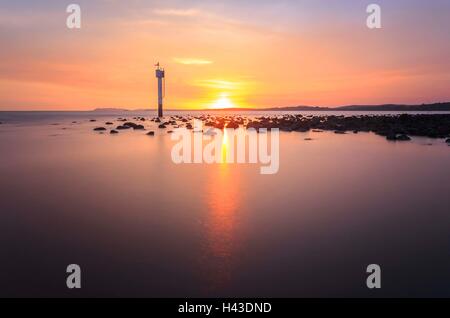 Torre al tramonto, Pasir Panjang, Port Dickson, Malaysia Foto Stock