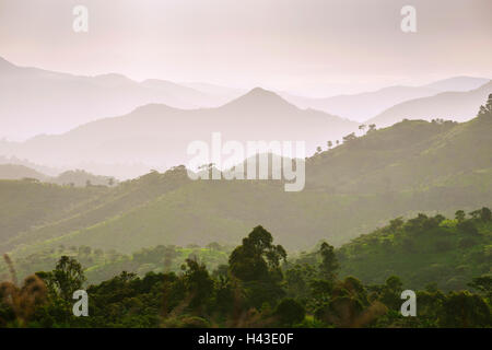 Paesaggio con le nuvole e il cielo di sera haze, Fundong, regione nordoccidentale, Camerun Foto Stock